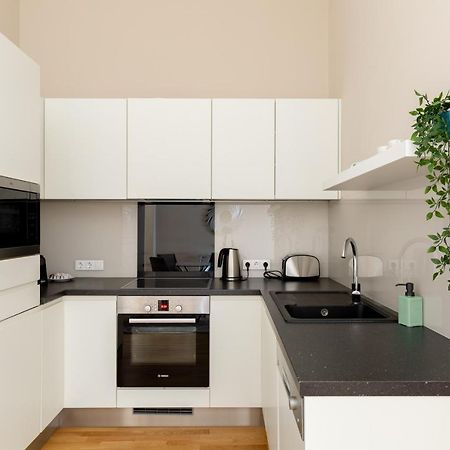 Lovely 2-Bedroom Apartment At The Vaci Street Budapest Bagian luar foto