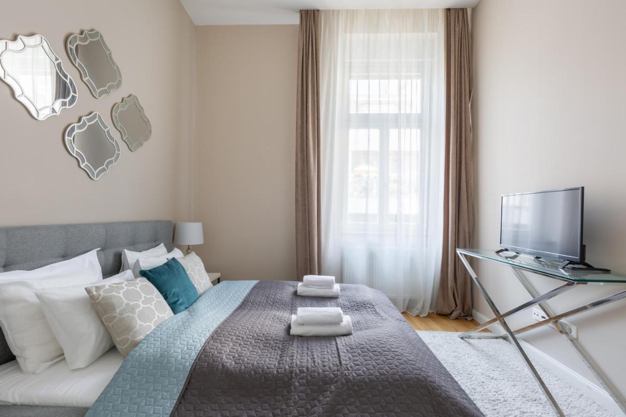 Lovely 2-Bedroom Apartment At The Vaci Street Budapest Bagian luar foto
