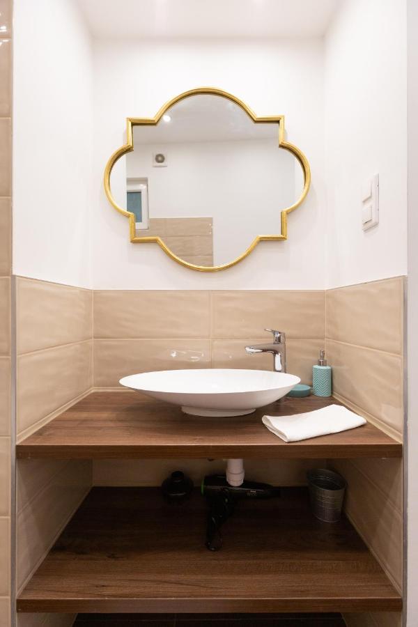 Lovely 2-Bedroom Apartment At The Vaci Street Budapest Bagian luar foto