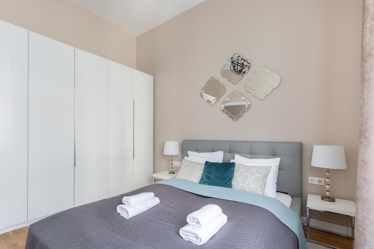 Lovely 2-Bedroom Apartment At The Vaci Street Budapest Bagian luar foto