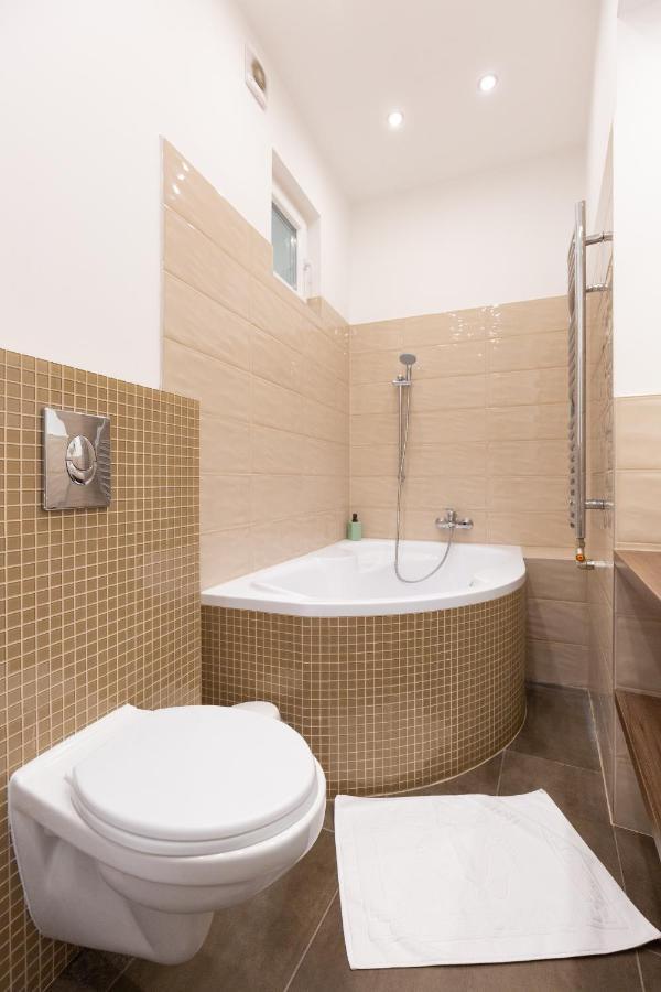 Lovely 2-Bedroom Apartment At The Vaci Street Budapest Bagian luar foto