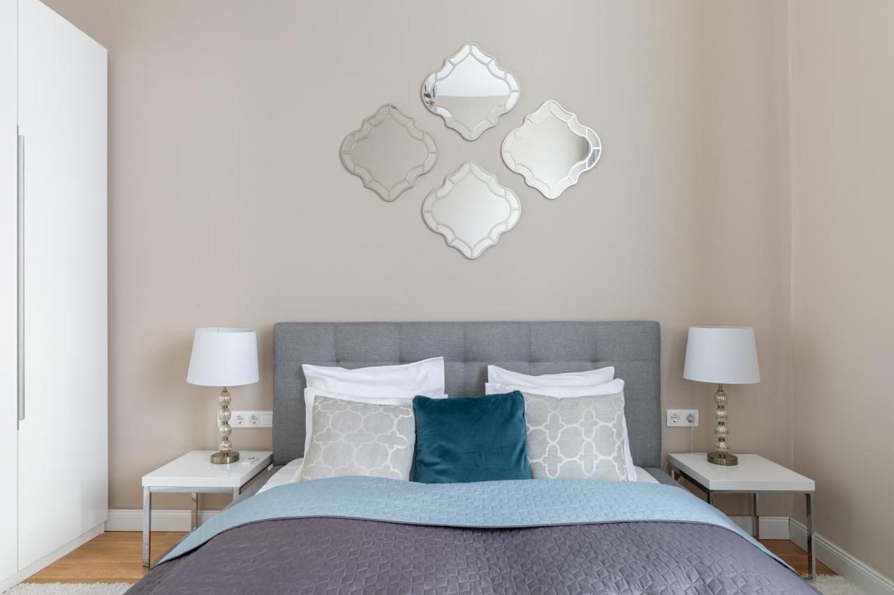Lovely 2-Bedroom Apartment At The Vaci Street Budapest Bagian luar foto