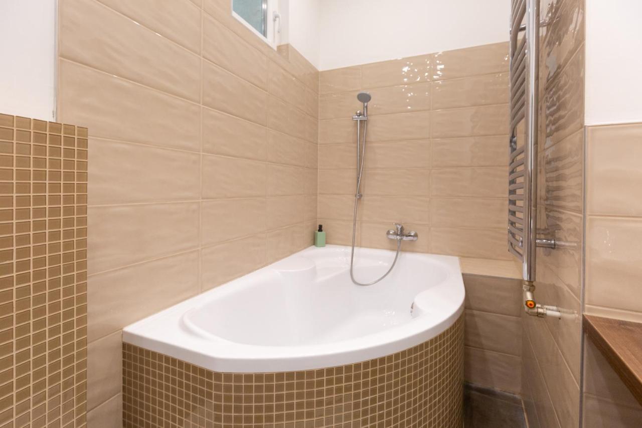 Lovely 2-Bedroom Apartment At The Vaci Street Budapest Bagian luar foto