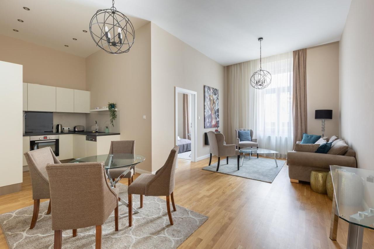 Lovely 2-Bedroom Apartment At The Vaci Street Budapest Bagian luar foto