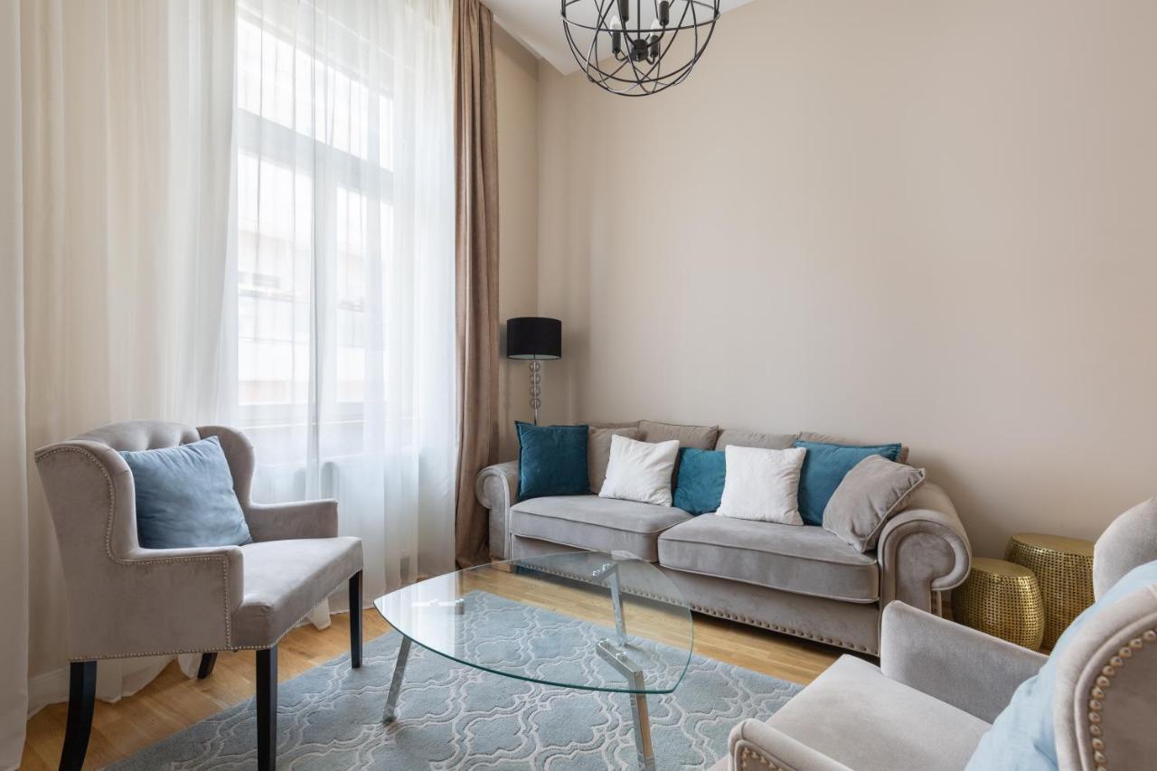 Lovely 2-Bedroom Apartment At The Vaci Street Budapest Bagian luar foto