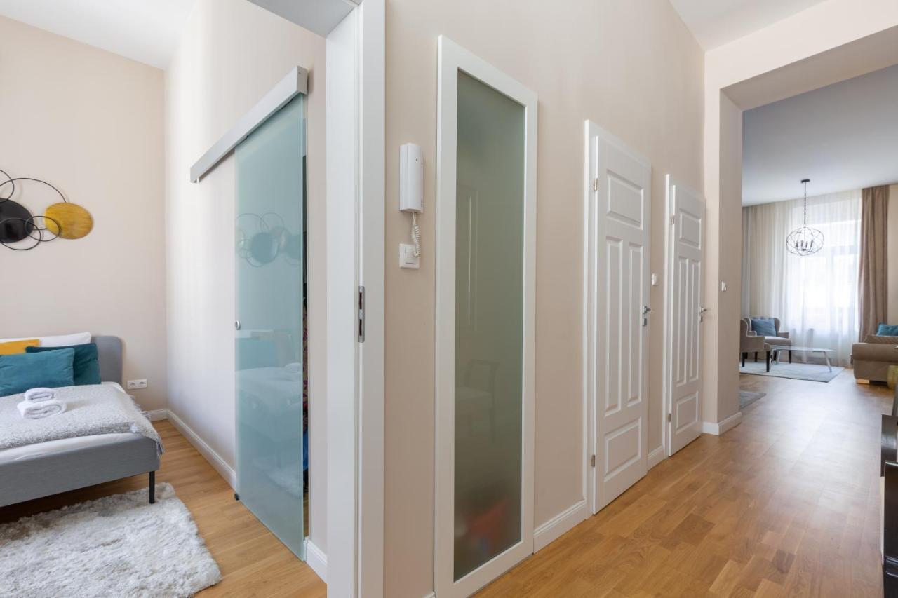 Lovely 2-Bedroom Apartment At The Vaci Street Budapest Bagian luar foto
