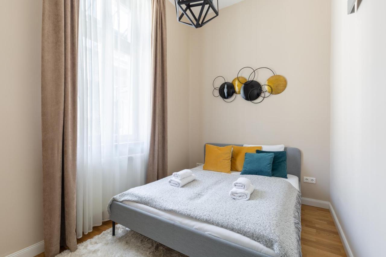 Lovely 2-Bedroom Apartment At The Vaci Street Budapest Bagian luar foto