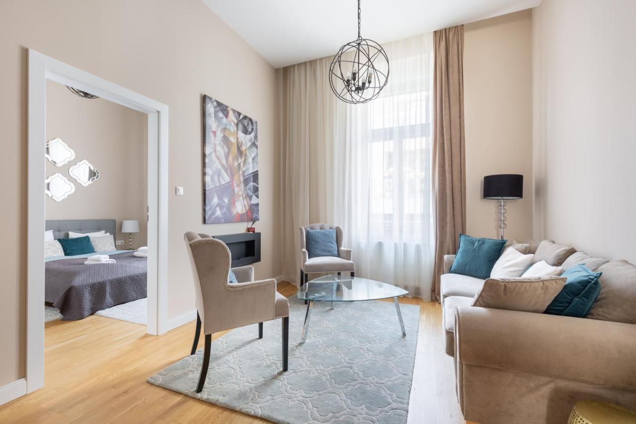 Lovely 2-Bedroom Apartment At The Vaci Street Budapest Bagian luar foto